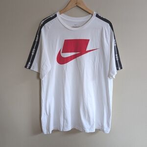 Nike Men's White and Red Logo T-Shirt